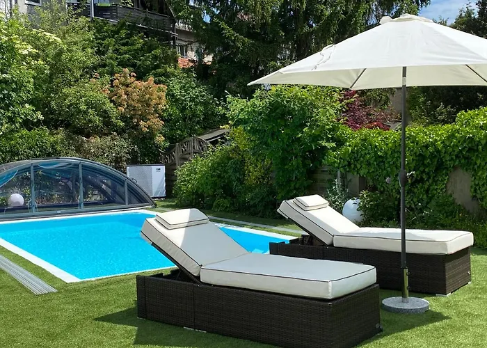 Haeuschen Im Garten In Der Muelheimer Altstadt